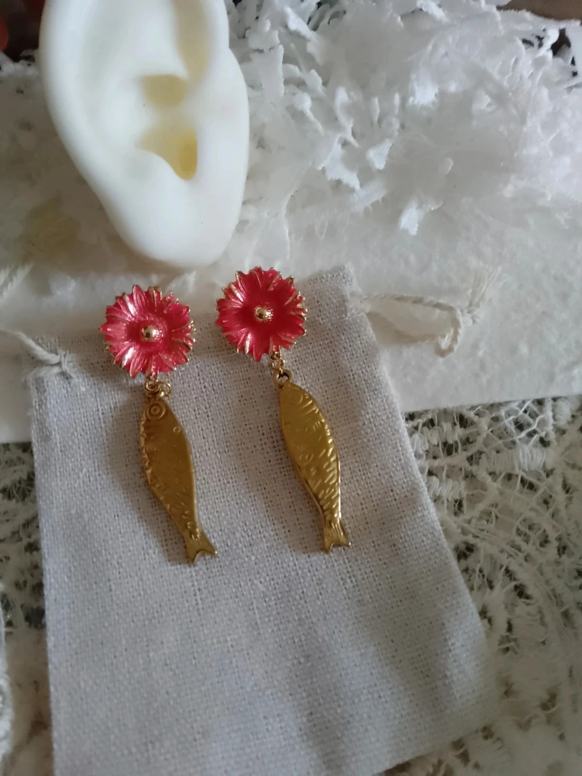 Boucles d'oreilles poissons dorés et fleurs roses – photo 2